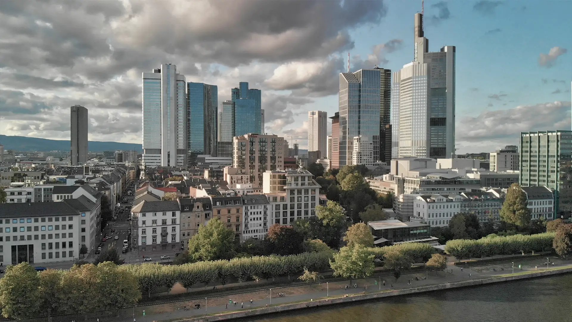Skyline von Frankfurt am Main mit Bürohochhäusern